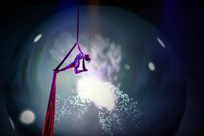 新马戏演员梅芷菱化身时空行者带观眾跟着音乐穿越时空。（邓博仁摄）