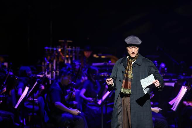 新马戏演员杜伟诚化身时空行者带观眾跟着音乐穿越时空。（邓博仁摄）