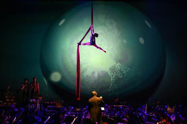 新马戏演员与臺湾国乐团团员化身时空行者带观眾跟着音乐穿越时空。（邓博仁摄）