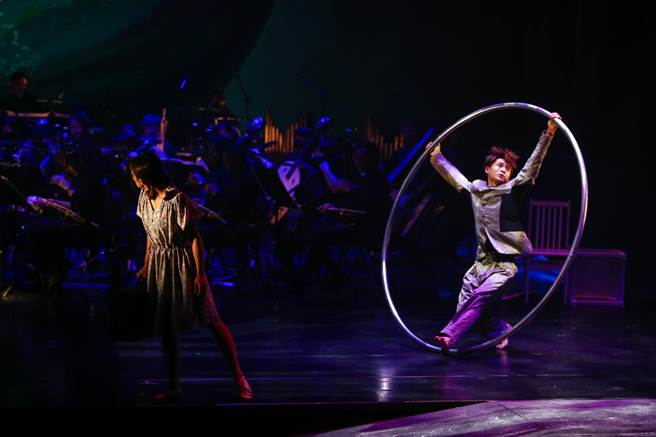 新马戏演员夏铃（左）、杨世豪（右）与臺湾国乐团团员化身时空行者带观眾跟着音乐穿越时空。（邓博仁摄）