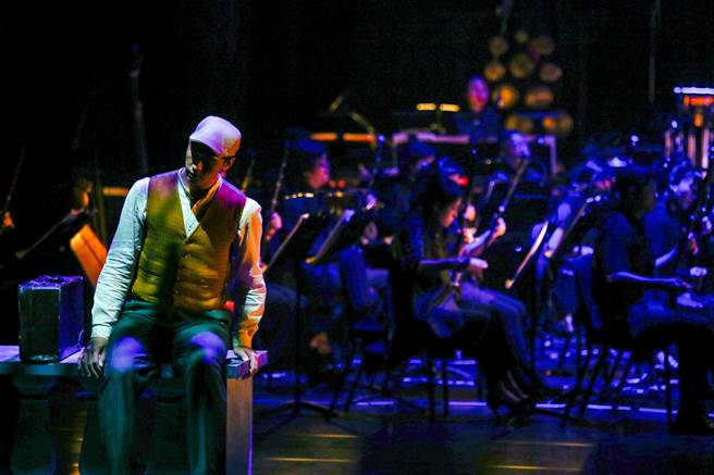 新马戏演员孙正学与臺湾国乐团团员化身时空行者带观眾跟着音乐穿越时空。（邓博仁摄）