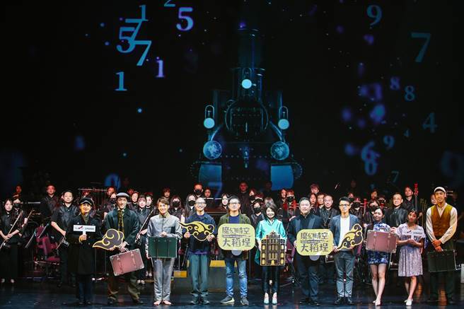 新马戏演员化身时空行者带您跟着音乐穿越时空。左起为新马戏演员崔哲仁、杜伟诚、杨世豪、合作社创办人陈星合、导演黎焕雄、臺湾国乐团团长刘丽贞、臺湾国乐团音乐总监江靖波、作曲家王乙聿、新马戏演员梅芷菱、夏铃、孙正学。（邓博仁摄）