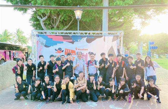 高雄市立阿莲国中傀儡偶戏社学生，以讲述富人赈济孤贫施舍眾人的「布善会缘」故事，参加今年「111学年度全国学生创意戏剧比赛」获得传统偶戏类傀儡戏组国中组特优，再度蝉联8连覇特优。（高雄市教育局提供／林雅惠传真）