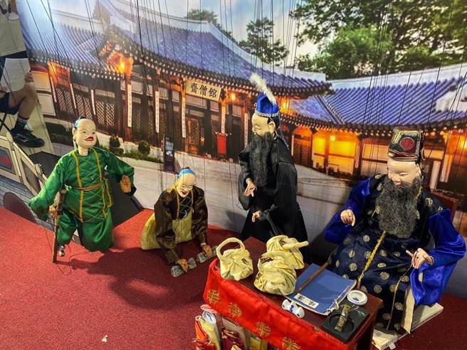 高雄市立阿莲国中傀儡偶戏社学生，以讲述富人赈济孤贫施舍眾人的「布善会缘」故事，参加今年「111学年度全国学生创意戏剧比赛」获得传统偶戏类傀儡戏组国中组特优，再度蝉联8连覇特优。（高雄市教育局提供／林雅惠传真）