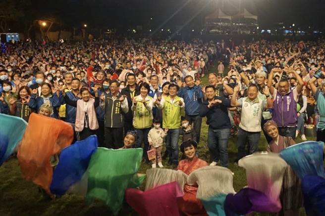 立委吴琪铭、新北市社区睦邻协会今邀请「纸风车剧团」到新北高工运动场表演，吸引3000名亲子到场观看。（吴琪铭服务处提供）