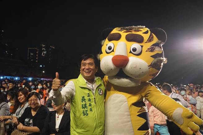 立委吴琪铭、新北市社区睦邻协会今邀请「纸风车剧团」到新北高工运动场表演，5月14日于三峡区龙埔国小仍有一场「纸风车剧团-巫顶环游世界」表演。（吴琪铭服务处提供）