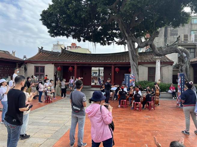 敦化国小弦乐团昨日特别前往总兵署进行快闪演奏，优美的弦乐声令有幸聆听到的民眾讚嘆不已。(图／读者提供)