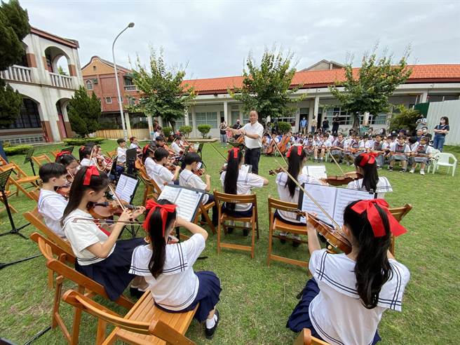 敦化国小弦乐团今日下午与金门古寧国小进行校际交流，以乐会友演奏了多首世界名曲。(于家麒摄)