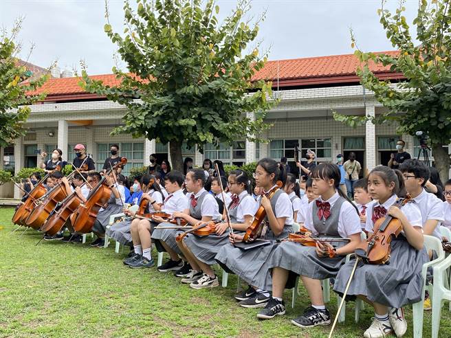 古寧国小学生在台下专注聆听敦化国小弦乐团的演出，吸收优点强化自身技能。(于家麒摄)