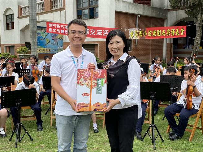 古寧国小校长黄芸芸(右)特别致赠金门贡糖礼盒给敦化国小主任骆奕颖(左)，增进两校间的情谊。(于家麒摄)