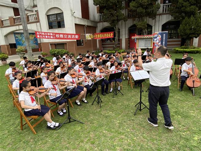 活动最后两校学童一起合奏「快乐颂」及「康康舞曲」，为本次交流画下完美句点。(于家麒摄)
