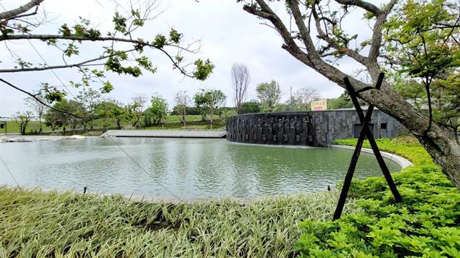 「宏道新竹帝寶」為全台首座健康智慧城，採用高階雷達掃描湖面，兼顧不規則湖面的美觀與安全偵測需求。（王莫昀攝）