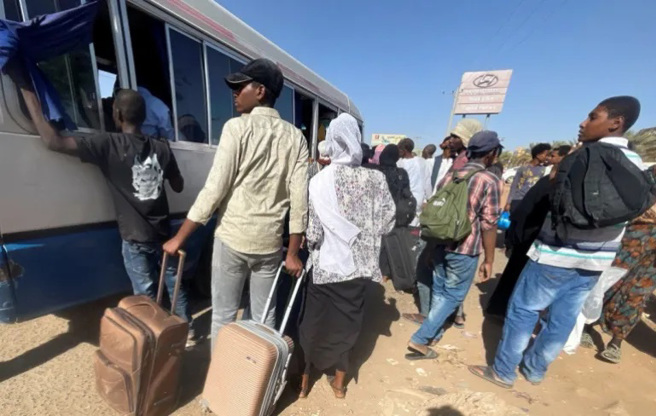 苏丹内乱，人们逃离首都卡土穆。(图/路透社)