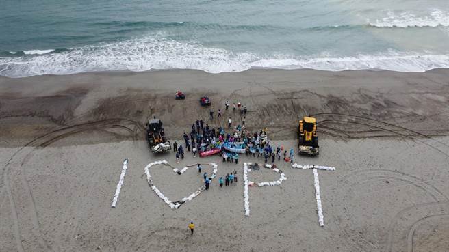 世界地球日前夕，屏县府携手屏东林管处、垦管处、九鹏基地等单位，一同到满州乡港仔村八瑶湾海滩净滩，226人共清出2766公斤垃圾。（屏县府提供／谢佳潾屏东传真）
