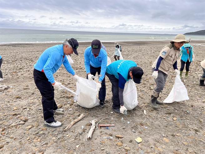 世界地球日前夕，屏县府携手屏东林管处、垦管处、九鹏基地等单位，一同到满州乡港仔村八瑶湾海滩净滩，226人共清出2766公斤垃圾。（屏县府提供／谢佳潾屏东传真）