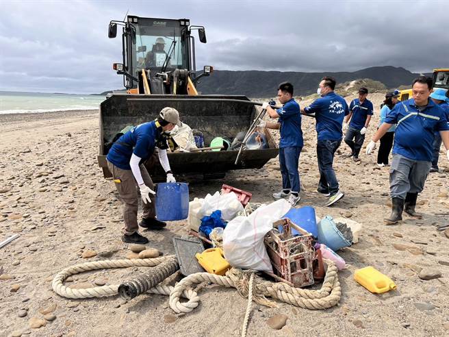 世界地球日前夕，屏县府携手屏东林管处、垦管处、九鹏基地等单位，一同到满州乡港仔村八瑶湾海滩净滩，226人共清出2766公斤垃圾。（屏县府提供／谢佳潾屏东传真）