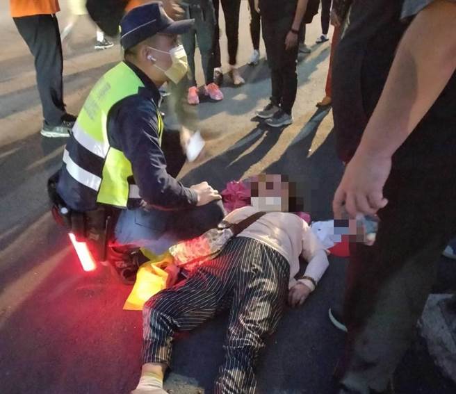 60多歲婦人21日傍晚18時許獨自一人前來參加大甲媽祖遶境活動，徒步行經大甲區順天路與文曲路口忽然昏倒，所幸太平警及時發現，救援成功。（民眾提供／潘虹恩台中傳真）