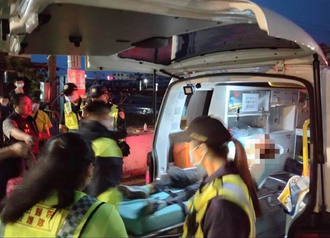 60多歲婦人21日傍晚18時許獨自一人前來參加大甲媽祖遶境活動，徒步行經大甲區順天路與文曲路口忽然昏倒，所幸太平警及時發現，救援成功。（民眾提供／潘虹恩台中傳真）