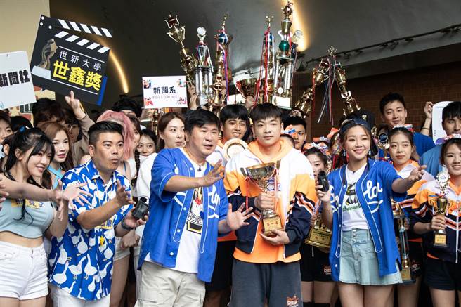 胡瓜率主持群PK世新体育冠军队 邀学生玩游戏拿奖金。（世新大学提供）