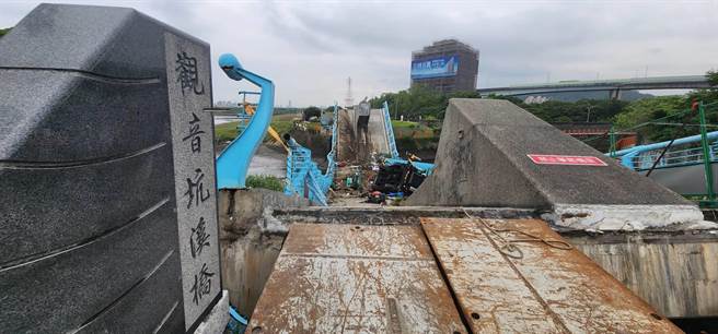 新北市五股区观音坑溪桥近期展开改善工程，结果今(21日)下午发生断桥事故，造成3人受伤送医。(黄敬文翻摄)