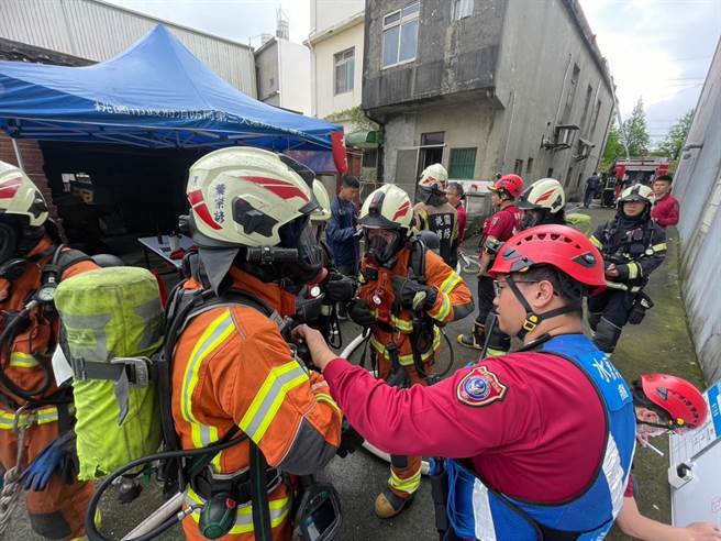 桃園市消防局第三大隊草漯分隊今日上午與鄰近各消防分隊，聯合舉辦狹小巷弄住宅火警搶救組合演練。（翻攝照片／蔡明亘桃園傳真）