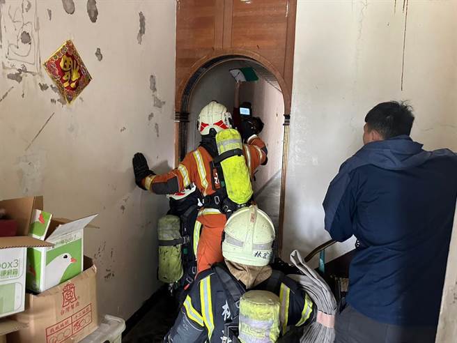 桃園市消防局第三大隊草漯分隊今日模擬災害現場的搶救情況，實際進行各搶救方案，提升各分隊間分工默契。（翻攝照片／蔡明亘桃園傳真）
