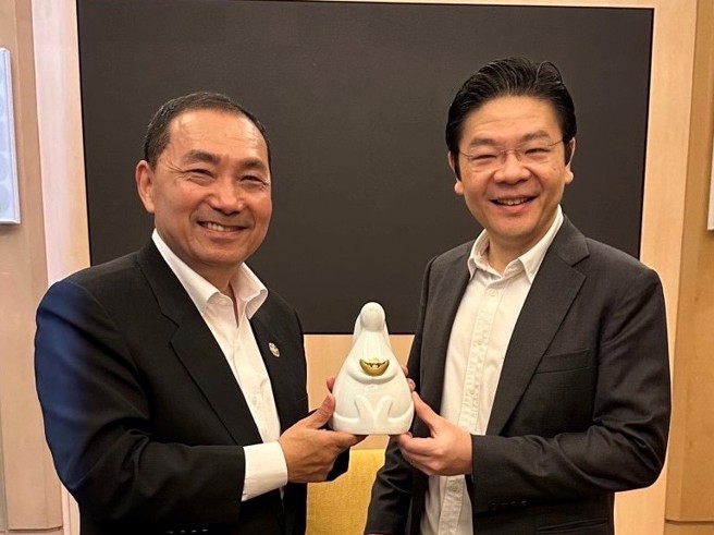 新北市长侯友宜（左）为期4天的新加坡访问将在今（22）日画下句点，此行不仅受国内关注，星国当地媒体也接连报导相关新闻。（图取自侯友宜脸书）