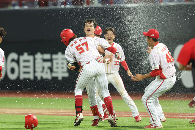 味全龙李凯威在10局敲出再见高飞牺牲打。（味全龙提供）