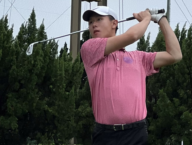 杨孝哲后来居上，争取到111学年度大专校院高尔夫锦标赛男子公开组冠军。（大专体总高球委员会提供）