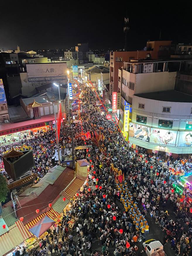 大甲街道万人空巷，热闹非凡宛如一座不夜城。（陈淑娥摄）