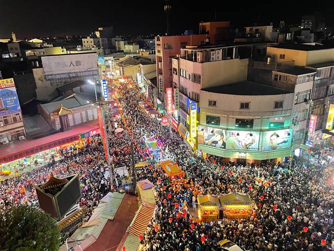 大甲街道万人空巷，热闹非凡宛如一座不夜城。（陈淑娥摄）