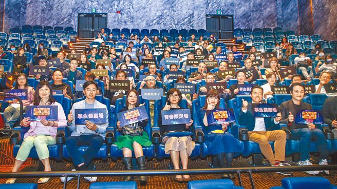 「台湾电影起飞大联盟」昨在泰坦厅内举行记者会，影坛许多人都共襄盛举。（粘耿豪摄）