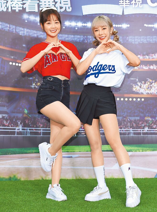 篮篮（左）、巫苡萱昨穿棒球装显得相当青春、可爱。（陈俊吉摄）