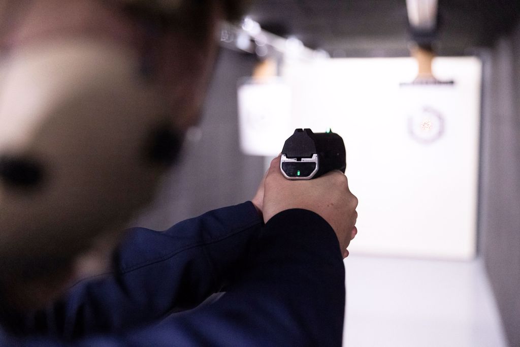 美国枪枝制造商Biofire Tech研发出具有人脸辨识功能的手枪，希望能借此提高用枪的安全性。（图／路透）(photo:ChinaTimes)