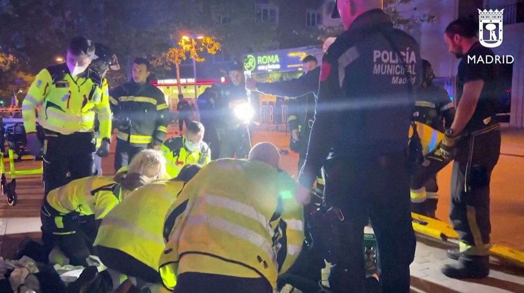 西班牙首都马德里市中心闹区一处餐馆21日深夜大火，急救人员在现场替伤者施救。（图／路透社）(photo:ChinaTimes)