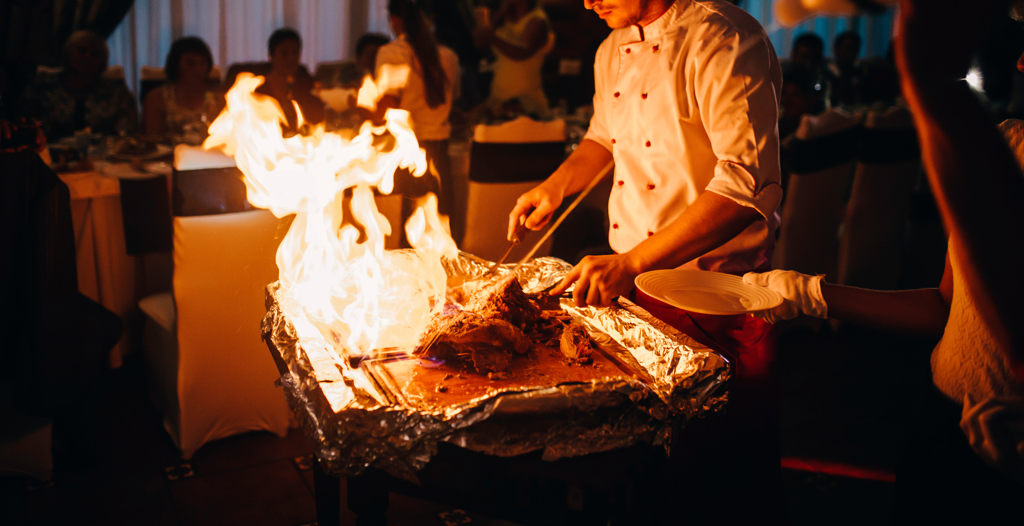 法式料理的桌边烹调手法很吸睛，但操作时若不慎恐引发大火。（图／Shutterstock）(photo:ChinaTimes)