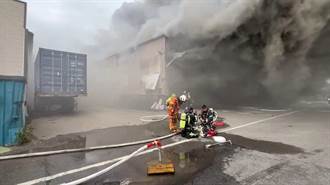 八德鐵皮工廠火警 大量濃煙竄出消防救災籲繞道