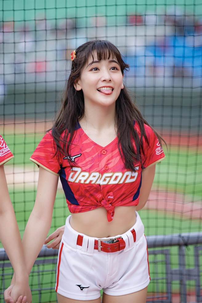 张晴在球场上热力四射圈粉不少。（岳海环球事务所提供）