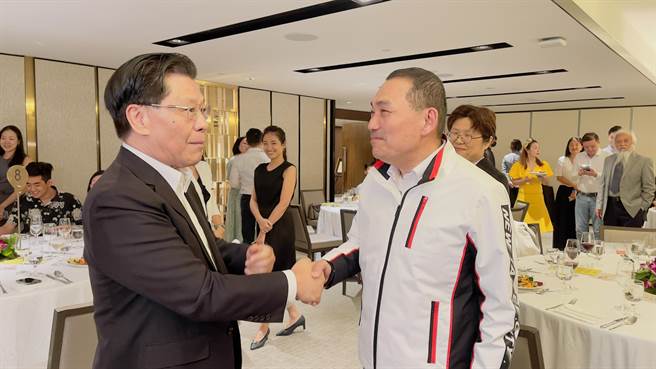新北市长侯友宜在青年座谈餐会上与台湾驻新加坡代表梁国新会面。（吕健豪摄）