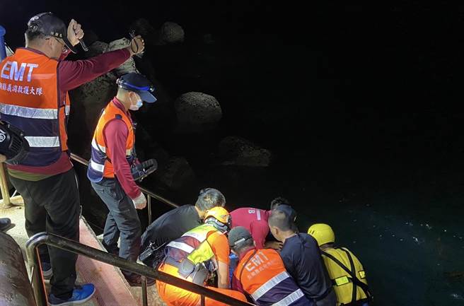 就在2023澎湖国际海上花火节隆重开幕的隔天，消防局21日深夜受理报案，在马公市介寿路观音亭彩虹桥下民眾溺水OHCA。（澎湖县消防局提供）