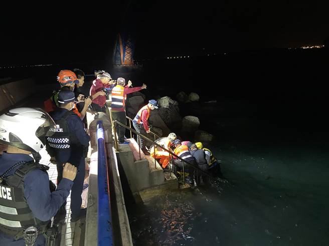 消防人员到达发现有一名疑似男性的溺者，于彩虹桥下左侧水域载浮载沈，马公分队队员林丰俊、欧瑞旸随即入水展开搜救，于23时36分将溺者救上岸。（澎湖县消防局提供）