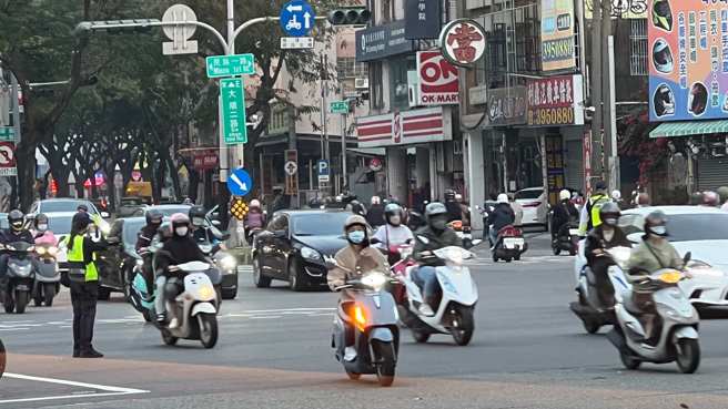 在南部念书的网友直呼在当地开车「像在玩命」，每天都有一堆违规的驾驶或骑士。（本报资料照片）