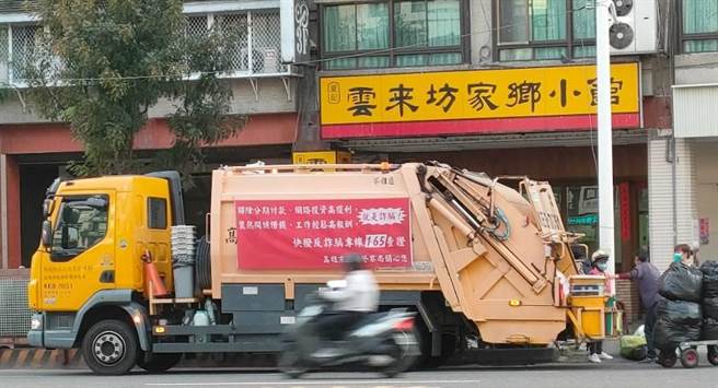 苓雅分局如结合苓雅区清洁队，在垃圾车车体悬挂反诈骗宣导布条。（高市苓雅分局提供／杨舒婷高雄传真）
