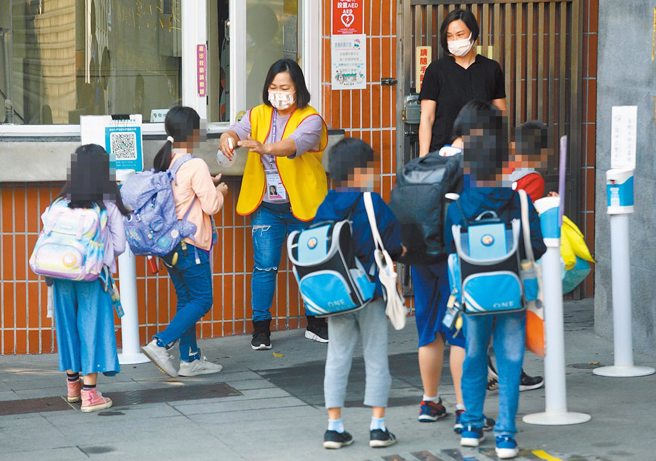 国小生在学校用餐完都会刷牙，牙刷一定要定期更换。图为小学生进学校照片。（本报资料照片）