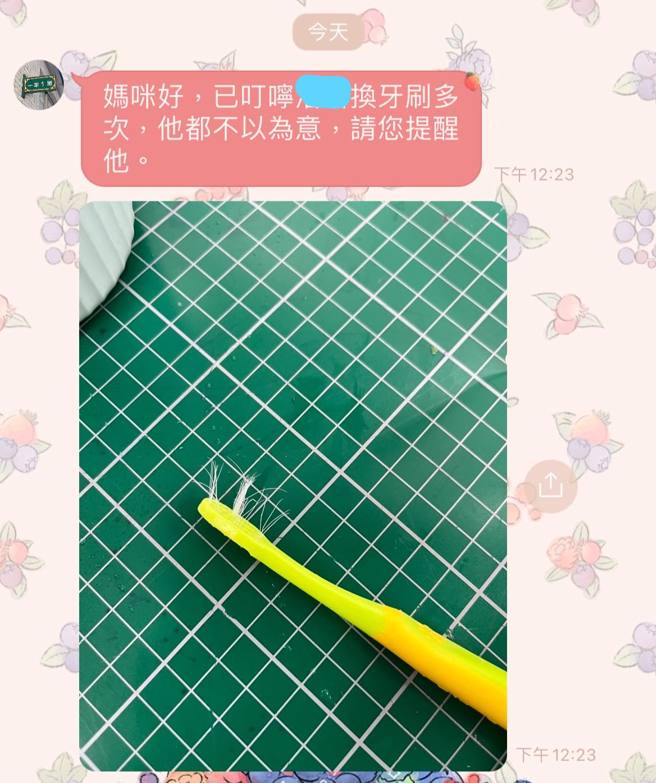 孩子牙刷的刷毛竟全掉光，只剩下2撮。（翻摄爆废公社二馆）