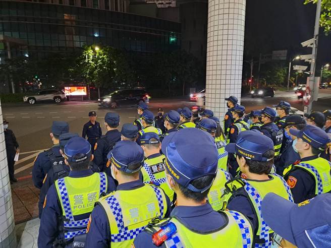 警方动员近130名警力，执行「闭锁式扩大扫黑临检」。（警方提供）