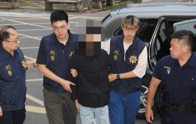 新北市土城区四川路7号某当舖20日被少年枪手扫射51枪，惊动社会，不过，却爆出早在10天前该当铺就曾遭人开枪，土城分局今凌晨3时查缉到15岁的朱姓枪手。（蔡雯如翻摄）