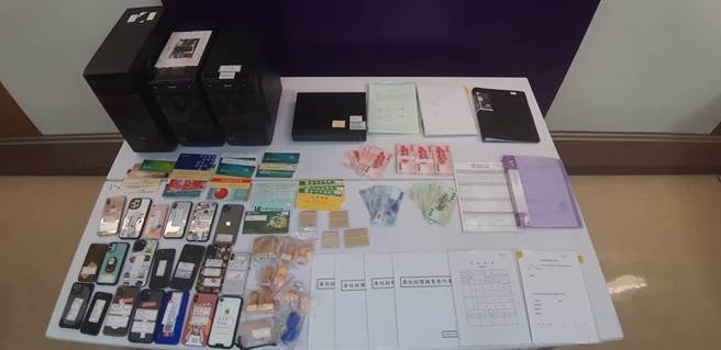 警方逮捕3組詐團共28人，並查扣房產7棟、名車3輛、手機20支及殯葬產品銷售資料等證物。（翻攝照片／王惠慧新竹傳真）