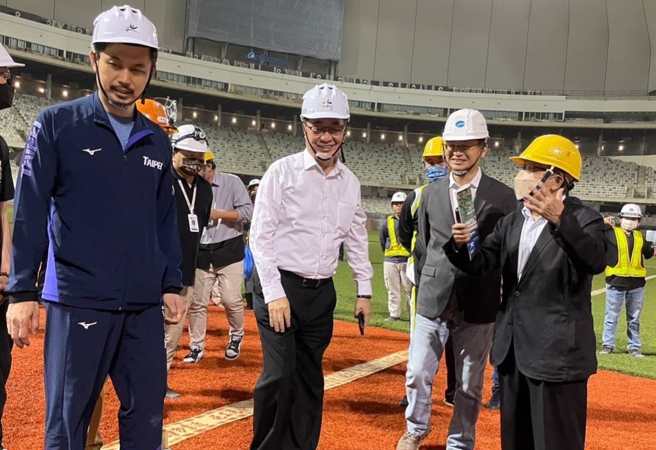 台北市副市长李四川今（22）日分享大巨蛋最新进度，北市府邀请棒协成员前来场地勘查。（图取自李四川脸书）