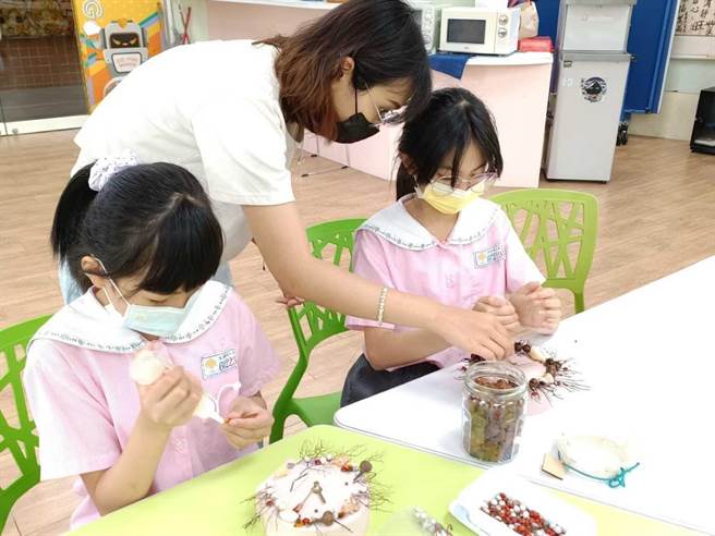 今日是世界地球日，新北创客社群为响应号召德音国小、武林国小、永和国中、清水高中等校，改造成海树造型钟、生态版画、手作贺卡、小板凳等物品，落实环保爱地球。（教育局提供）